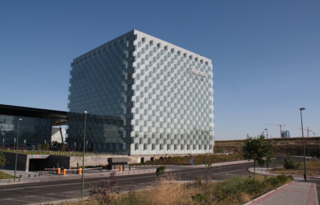 Edificio_del_Distrito_C_de_Telefonica_en_Las_Tablas_(Madrid)